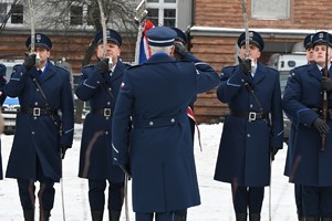 Insp. Mariusz Krzystyniak oddaje honor policjantom.