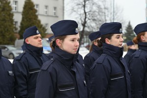 Policjanci i policjantki stoją w pozycji zasadniczej.