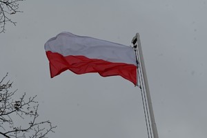 Wzniesiona flaga Polski.