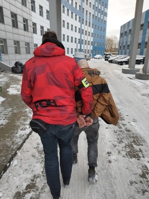 Na zdjęciu nieumundurowany policjant i zatrzymany mężczyzna.