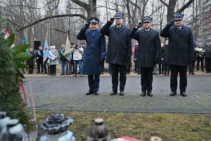 Na zdjęciu przedstawiciele służb mundurowych przed pomnikiem.