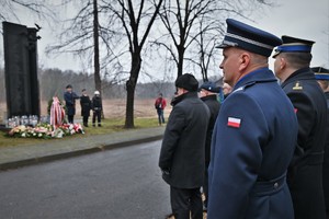 Na zdjęciu przedstawiciele służb mundurowych przed pomnikiem.