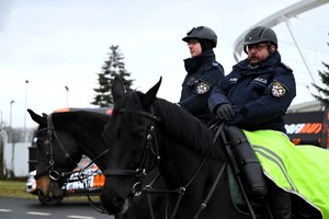 Zdjęcie. Policjanci na koniach.