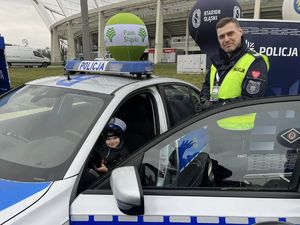 Policjant z dzieckiem.