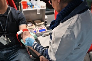 na zdjęciu pielęgniarka pobierająca krew mężczyźnie