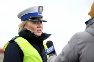 Zdjęcie przedstawia umundurowaną policjantkę udzielającą wywiadu.