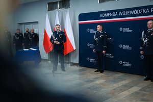 Nowy Komendant wojewódzki Policji w Katowicach przemawia do uczestników wydarzenia.