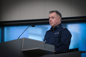 Komendant Wojewódzki Policji mówiący do mikrofonu