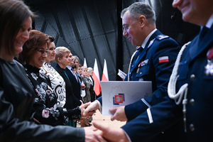 na zdjęciu Komendant Wojewódzki Policji w Katowicach składający gratulacje