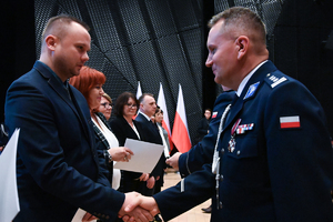 na zdjęciu Komendant Wojewódzki Policji w Katowicach składający gratulacje