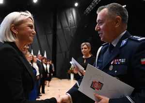 na zdjęciu Komendant Wojewódzki Policji w Katowicach podczas składania gratulacji