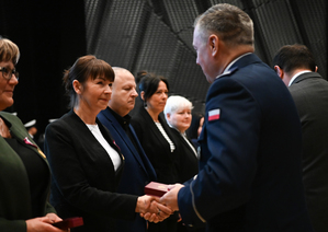 na zdjęciu Komendant Wojewódzki Policji w Katowicach podczas składania gratulacji