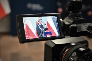 Na zdjęciu sylwetka komendanta wojewódzkiego w ujęciu obiektywu kamery.