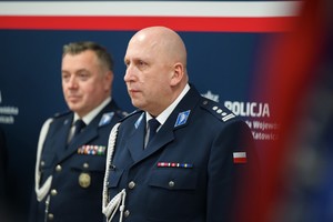 Zastępca Komendanta Wojewódzkiego Policji w Katowicach a na drugim planie Komendant Wojewódzki Policji w Katowicach
