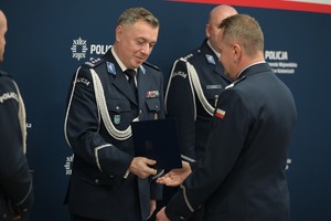 Komendant Wojewódzki Policji w Katowicach wręcza rozkaz Zastępcy Komendanta Wojewódzkiego Policji w Katowicach