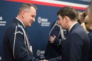 Wojewoda gratuluje zastępcy komendanta.