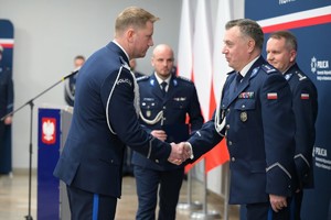 Komendant Wojewódzki Policji w Katowicach składa gratulacje Zastępcy Komendanta Wojewódzkiego Policji w Katowicach