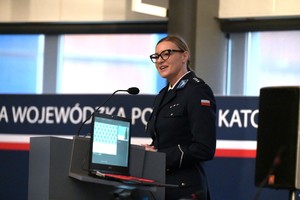 Na osoba przemawiająca podczas spotkania „Kobieca energia w Policji”