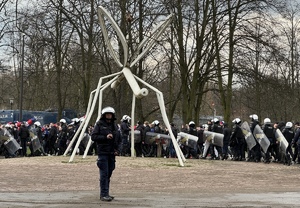 Umundurowani policjanci zebrani na zabezpieczeniu w Parku Śląskim