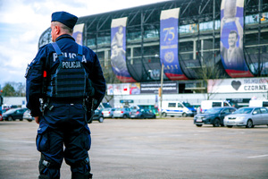 Umundurowany policjant na tle Stadionu Śląskiego