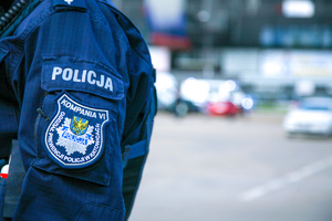 Zbliżenie na naszywkę Oddziału Prewencji Policji w Katowicach na rękawie policyjnego munduru