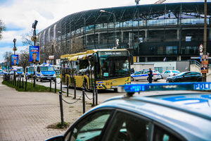 Autobus, policyjne radiowozy i policjanci na tle Stadionu Śląskiego