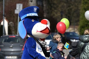 Policyjna maskotka Sznupek wśród dzieci