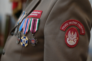kolorowe zdjęcie fragmentu munduru wojskowego