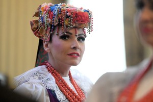 zdjęcie kolorowe kobiety w stroju ślązaczki zbliżenie na twarz