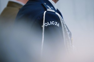 zdjęcie kolorowe fragment munduru policyjnego