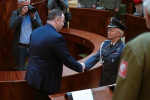 zdjęcie kolorowe marszałka który podaje dłoń kombatantowi