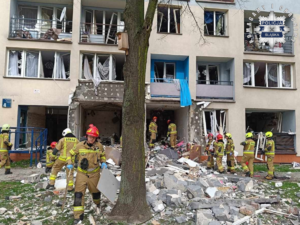 Na zdjęciu znajdują się strażacy, którzy pracują przy zniszczonych w wyniku wybuchu gazu mieszkaniach.