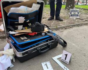 Na zdjęciu walizka ze sprzętem policyjnym służącym do oględzin miejsca zdarzenia