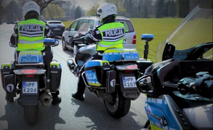 Na zdjęciu policjanci na motorach.