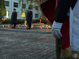 Na zdjęciu policyjni wartownicy przy Grobie Policjanta Polskiego.
