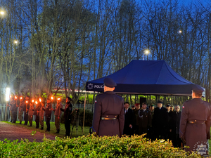 Zdjęcie grupowe podczas obchodów 84. rocznicy Zbrodni Katyńskiej