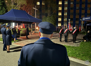 Na zdjęciu znajdują się policjanci oraz inne zaproszone osoby podczas obchodów 84. rocznicy Zbrodni Katyńskiej