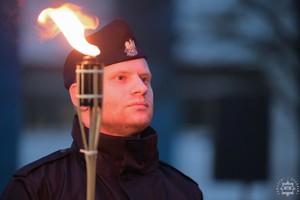 Na zdjęciu policjant z pochodnią Grobie Policjanta Polskiego.
