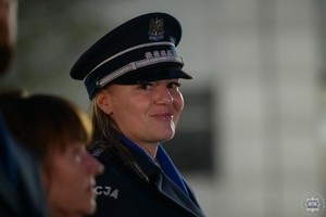 Na zdjęciu policjantka podczas uroczystości