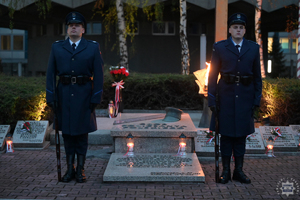 Na zdjęciu policyjni wartownicy przy Grobie Policjanta Polskiego.