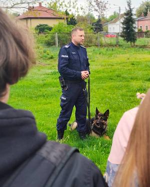 Na zdjęciu policyjny przewodnik z psem.