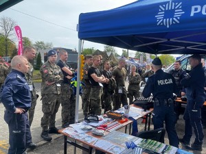 na zdjęciu mundurowi z trakcie promowania zawodu policjanta na specjalnie przygotowanym stoisku podczas XII Ogólnopolskiego Turnieju Klas o Profilu Mundurowym