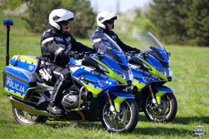 Na zdjęciu dwaj policyjni motocykliści na motocyklach.