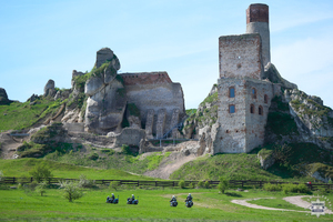 Na zdjęciu ruiny zamku i policyjni motocykliści na motocyklach.
