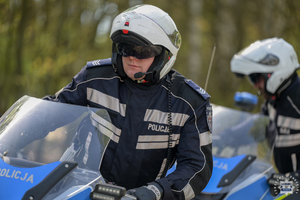 Na zdjęciu dwaj policyjni motocykliści siedzący na swoich motocyklach.