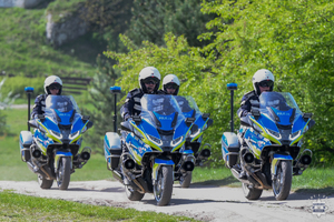 Na zdjęciu jadący drogą policyjni motocykliści na motocyklach.