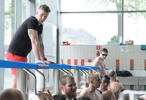 prowadzący szkolenie podczas ćwiczeń na basenie