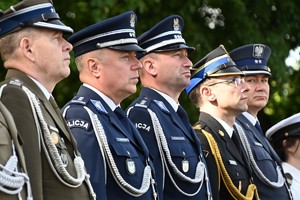 Zdjęcie przedstawia przedstawicieli służb mundurowych
