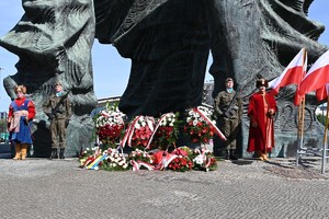 Zdjęcie przedstawia pomnik Powstańców Śląskich po złożeniu kwiatów przez delegacje