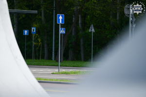 Na zdjęciu fragment miasteczka ruchu drogowego i rożne znaki pionowe umieszczone na drodze.